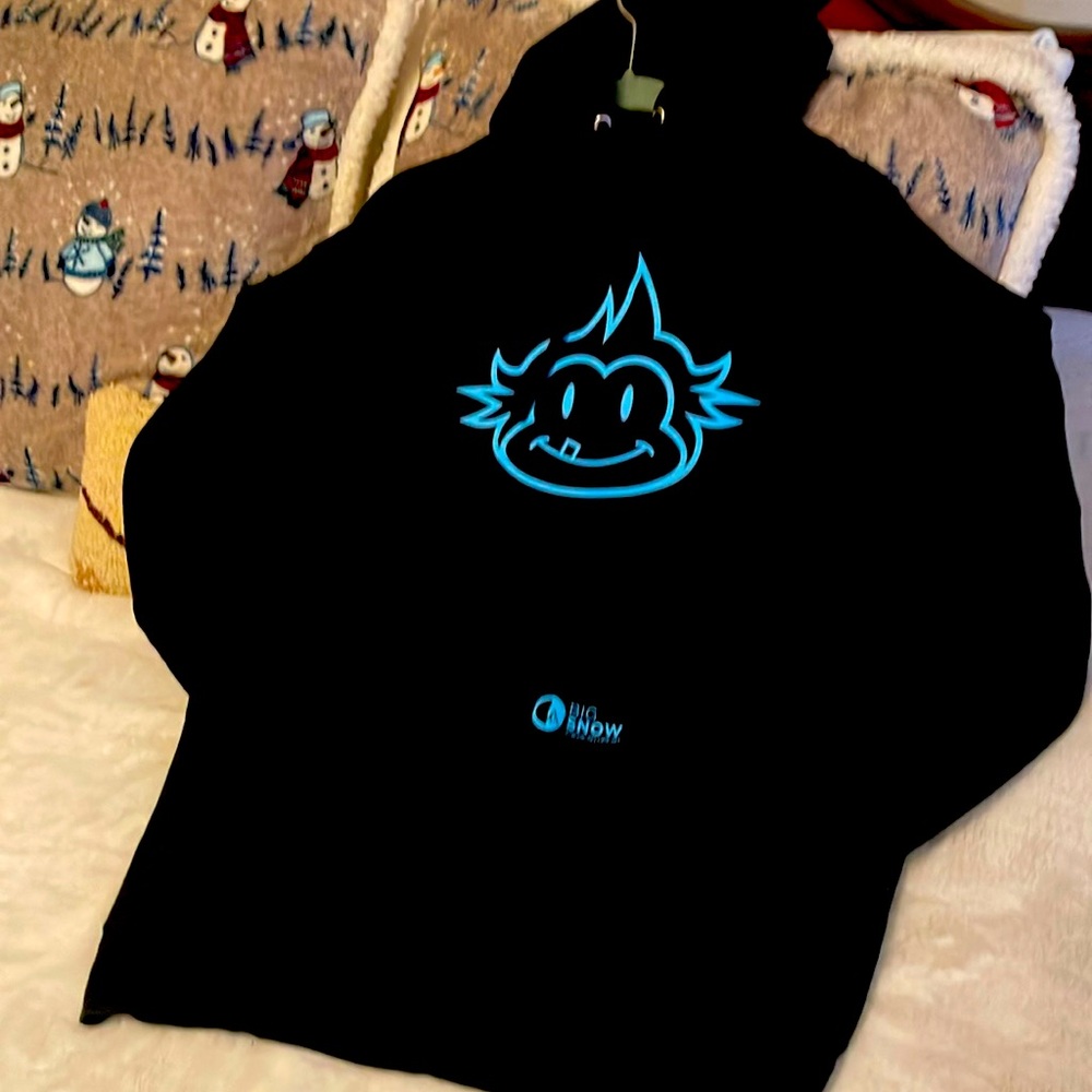 Used men’s black sweater big snow
